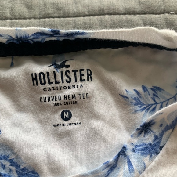 Used Hollister white t shirt with blue design. Size medium - Picture 2 of 2